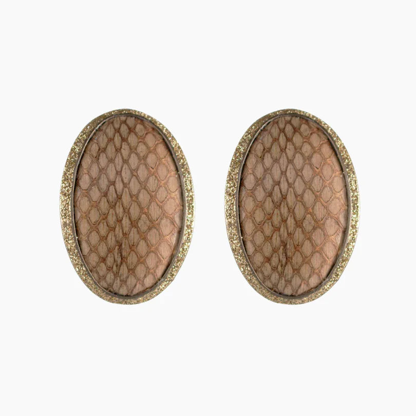Pendiente  corto ovalado de piel de serpiente nude