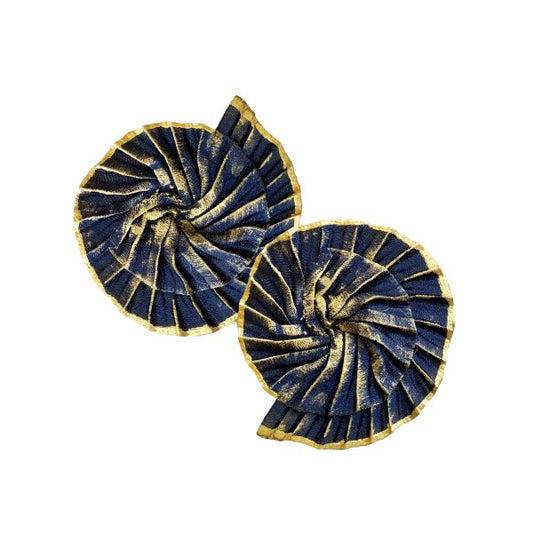 Pendientes plisados de satén marino con detalles dorados