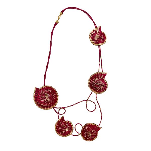 Collar plisado de satén burdeos