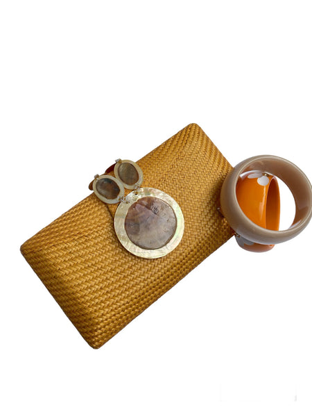 Clutch artesanal en buntal color yema y broche de nácar