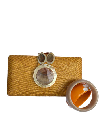 Clutch artesanal en buntal color yema y broche de nácar