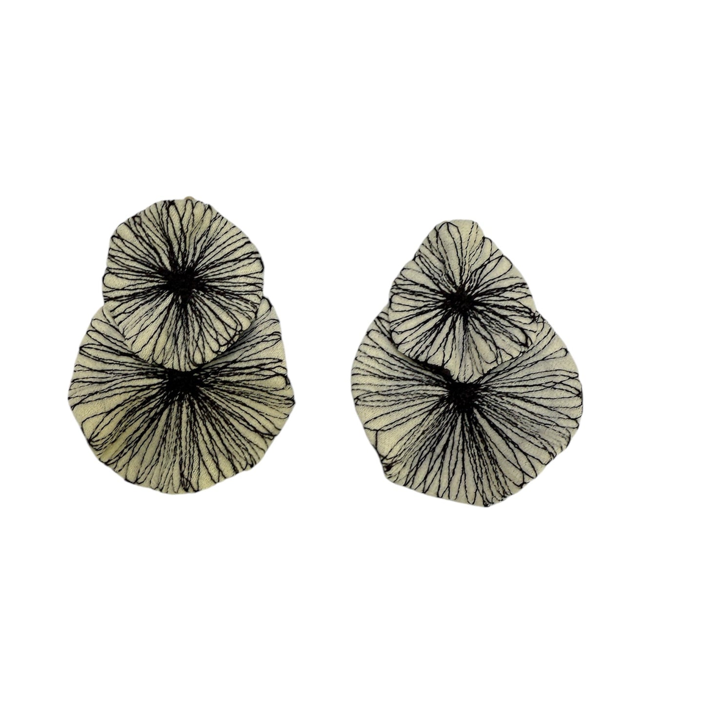 Pendientes Artesanales de Algodón Bordado - Arte y Tradición Italiana (blanco y negro)