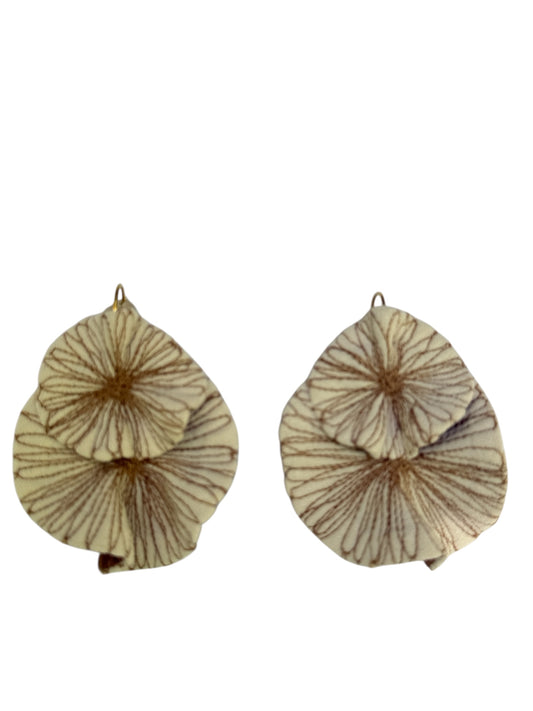 Pendientes Artesanales de Algodón Bordado - (hueso y dorado) Arte y Tradición Italiana