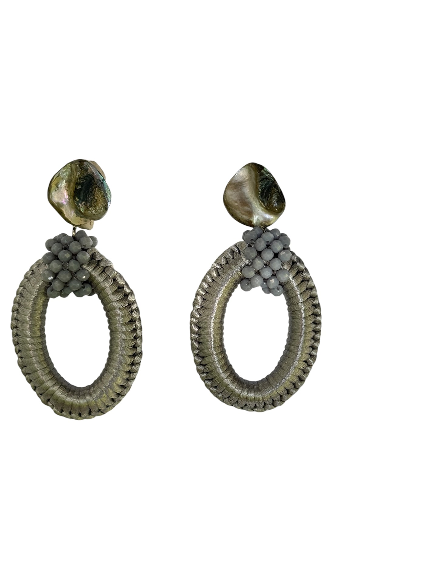 Pendientes FAHOMA de crochet gris y nácar