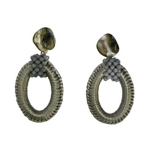 Pendientes FAHOMA de crochet gris y nácar