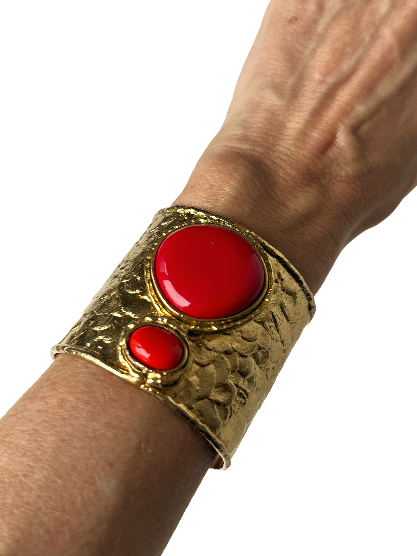 Brazalete Artesanal en Bronce con Piedras Naturales Rojas – Pieza Única y Elegante