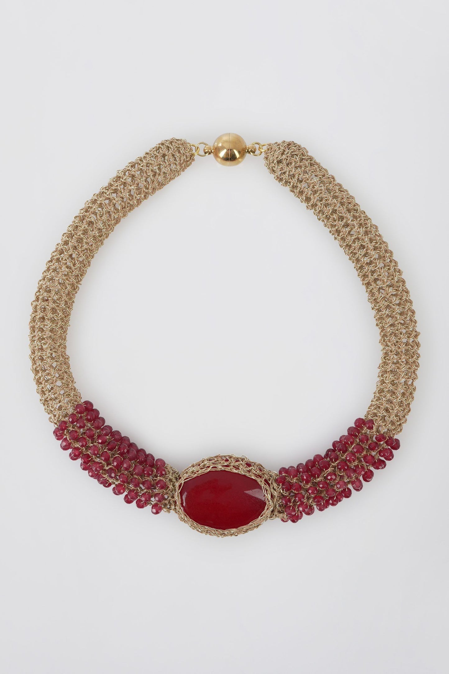 Collar tubular de crochet dorado y cuarzo color granate