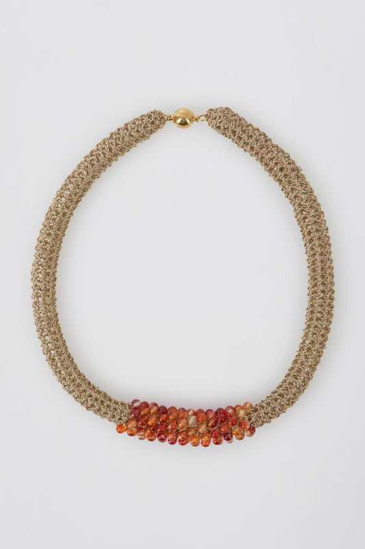 Collar tubular de crochet dorado y cuarzo color coral naranja