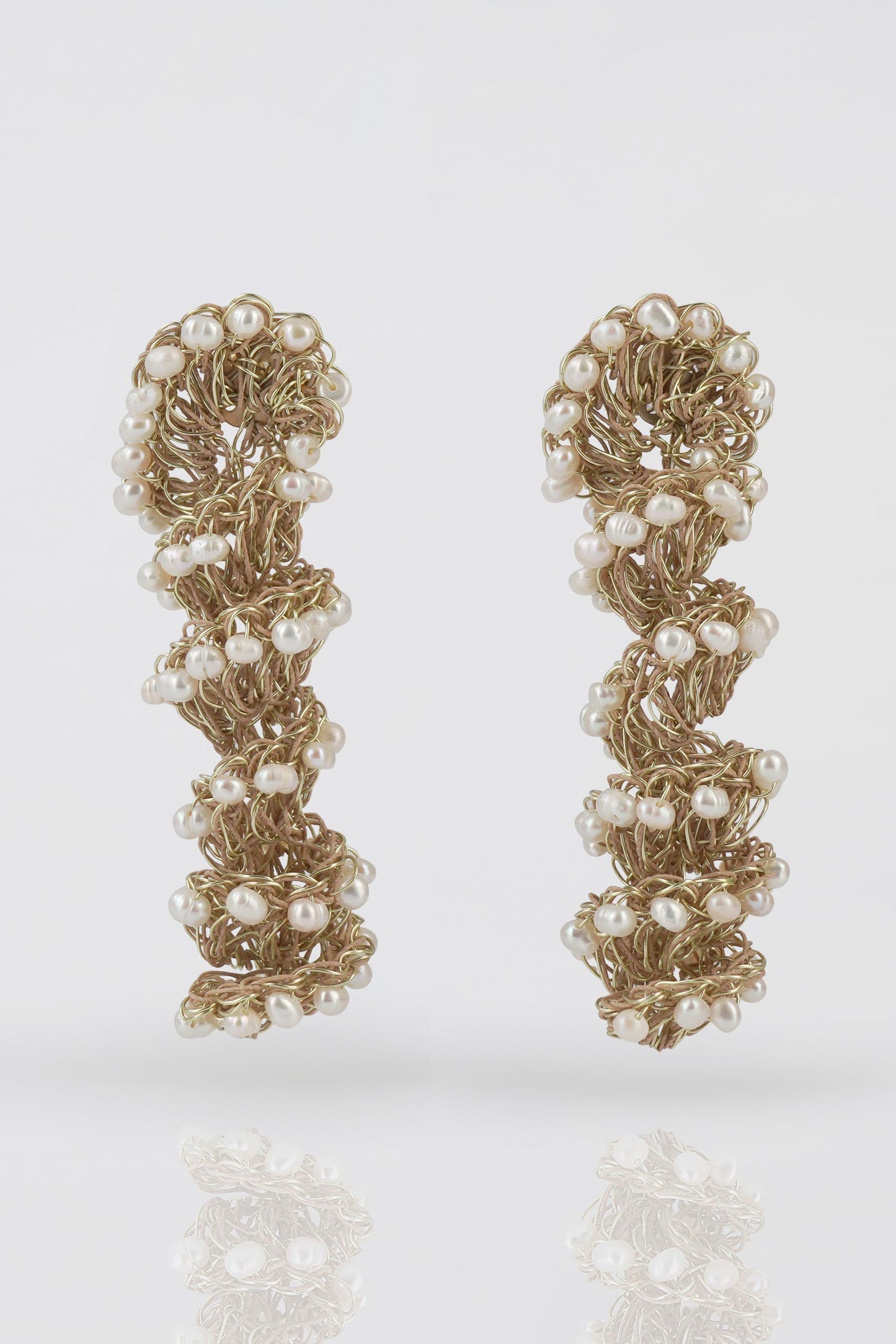 Pendientes artesanales en ganchillo  de perlas y acabado dorado