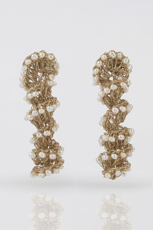 Pendientes artesanales en ganchillo  de perlas y acabado dorado