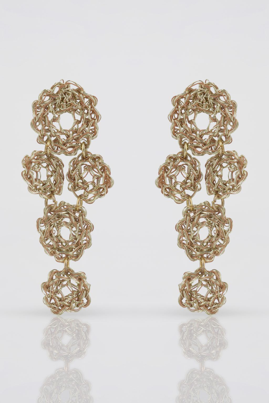 Pendientes artesanales de crochet en cobre dorado