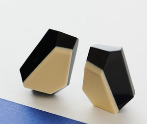 Pendientes cortos de resina: poliedro marfil y negro