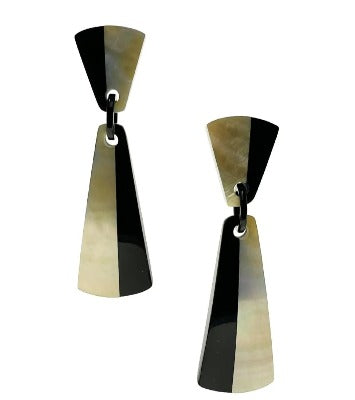 Pendientes alargados de resina negra y nácar