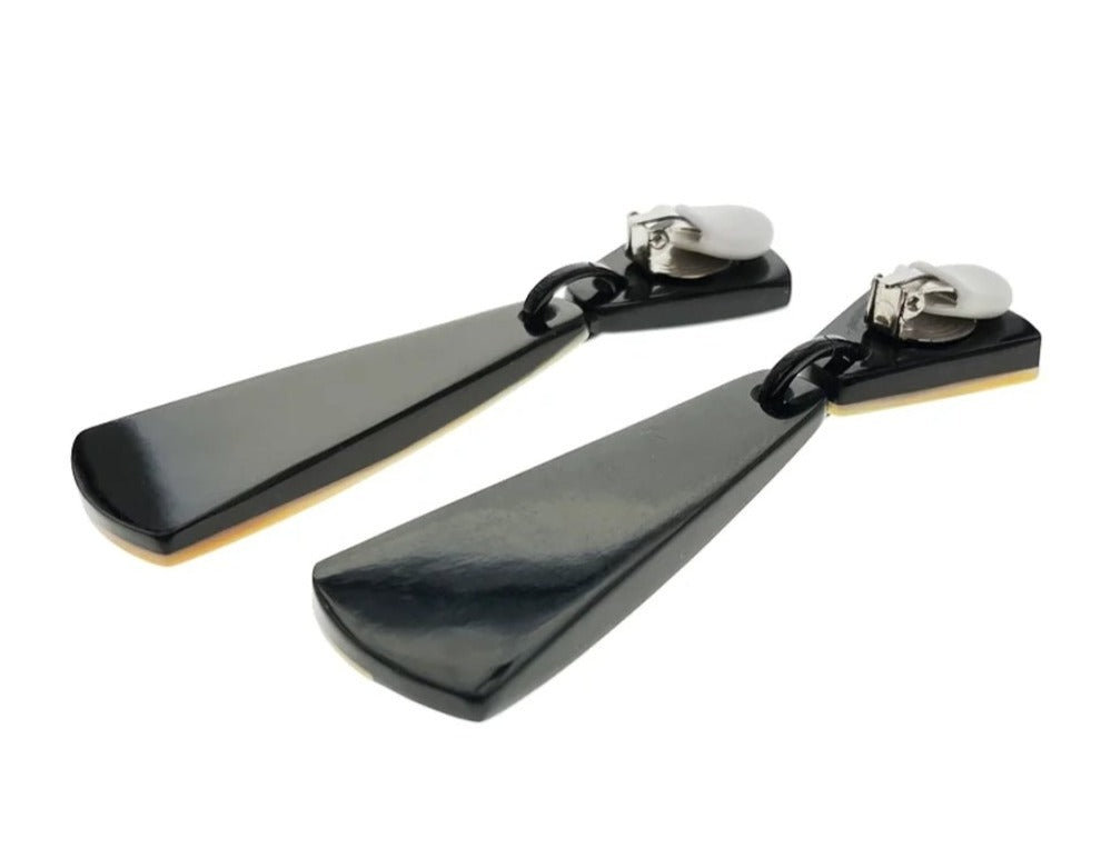 Pendientes alargados de resina negra y nácar