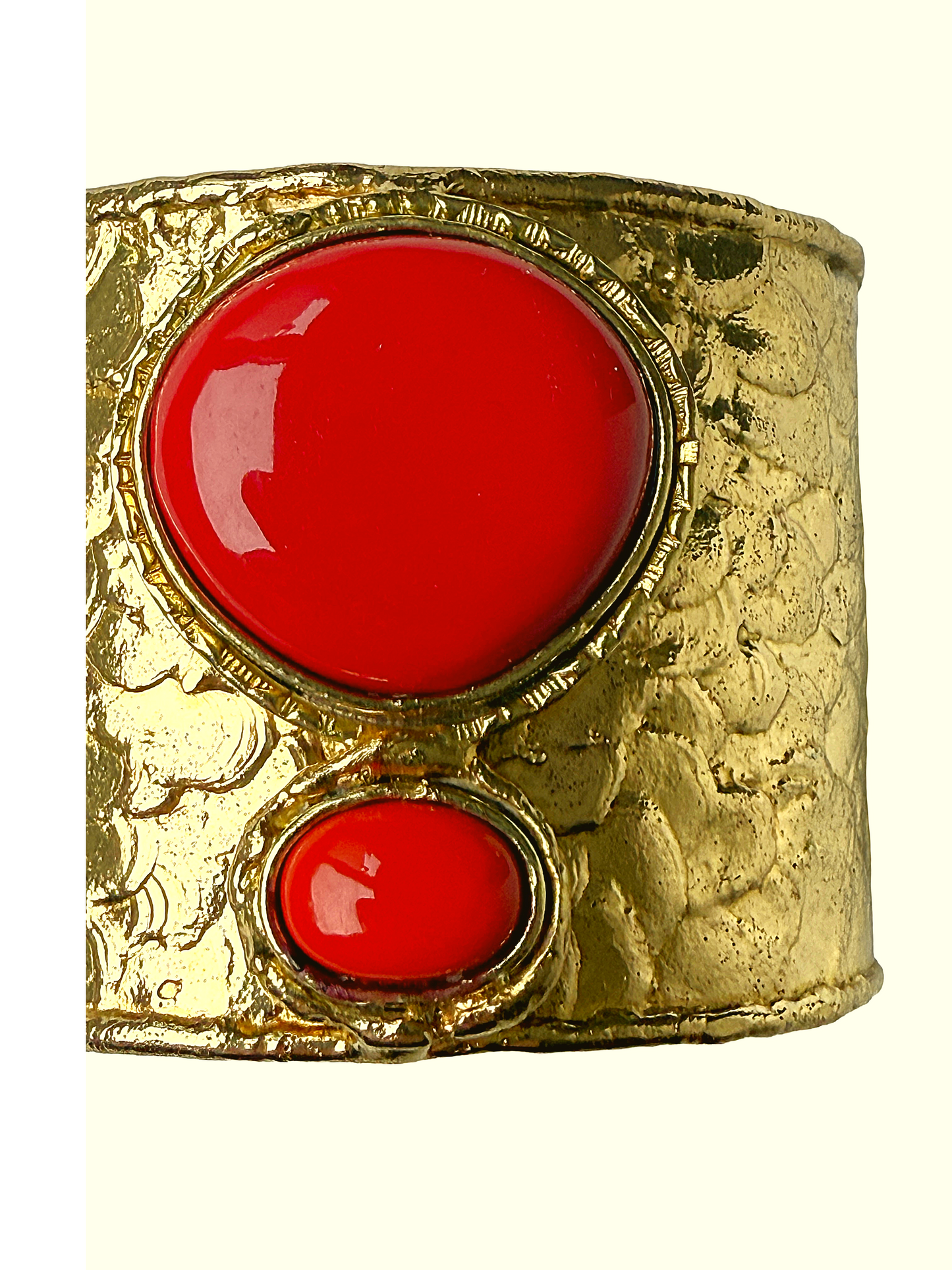 Brazalete Artesanal en Bronce con Piedras Naturales Rojas – Pieza Única y Elegante