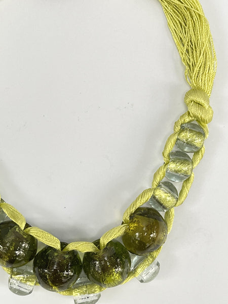 Collar de hilos y cristal de murano verde lima