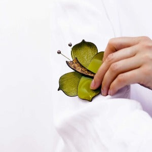 Broche mariposa verde en resina orgánica