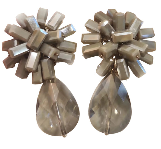 Pendientes gota de cristal y cabezal floral en cristal facetado  gris claro