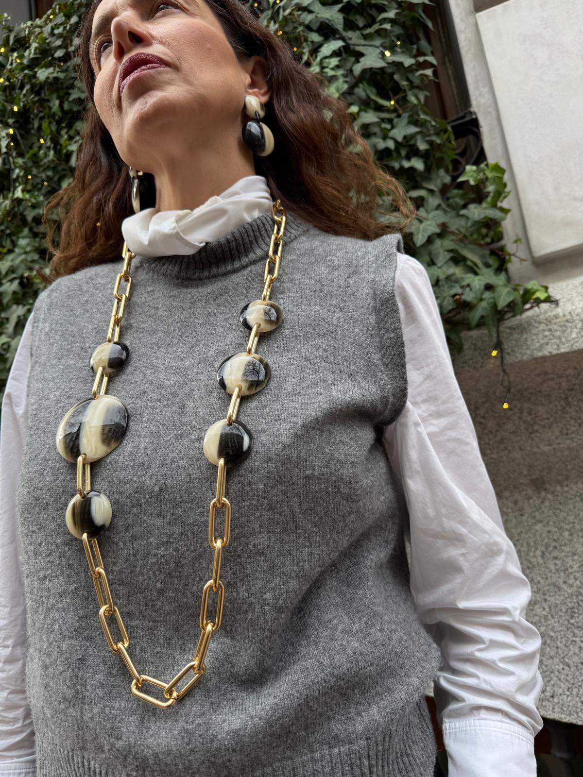 Collar eslabones  oro y chapas de resina italiana color asta