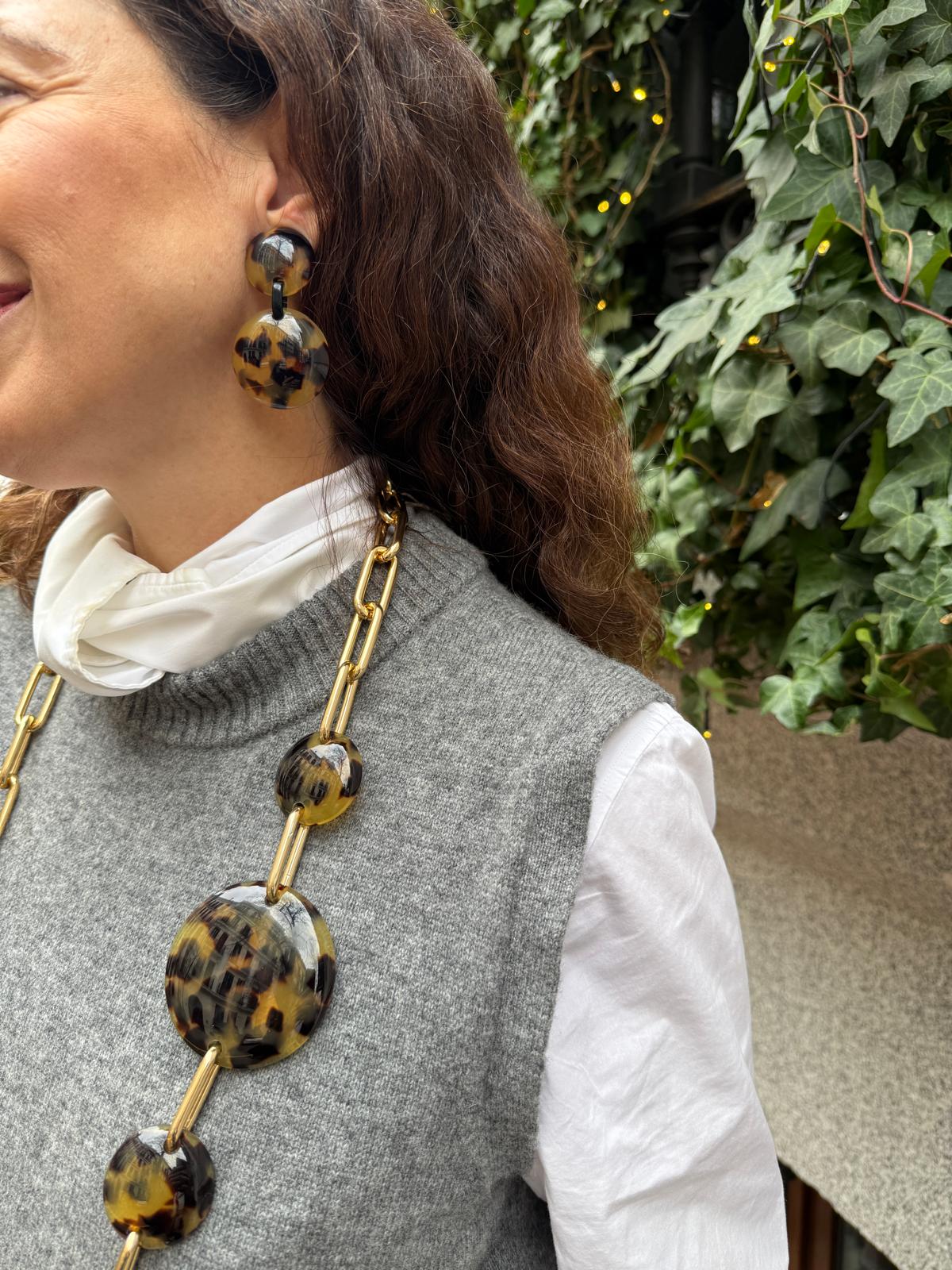 Collar eslabones  oro y chapas de resina italiana color carey