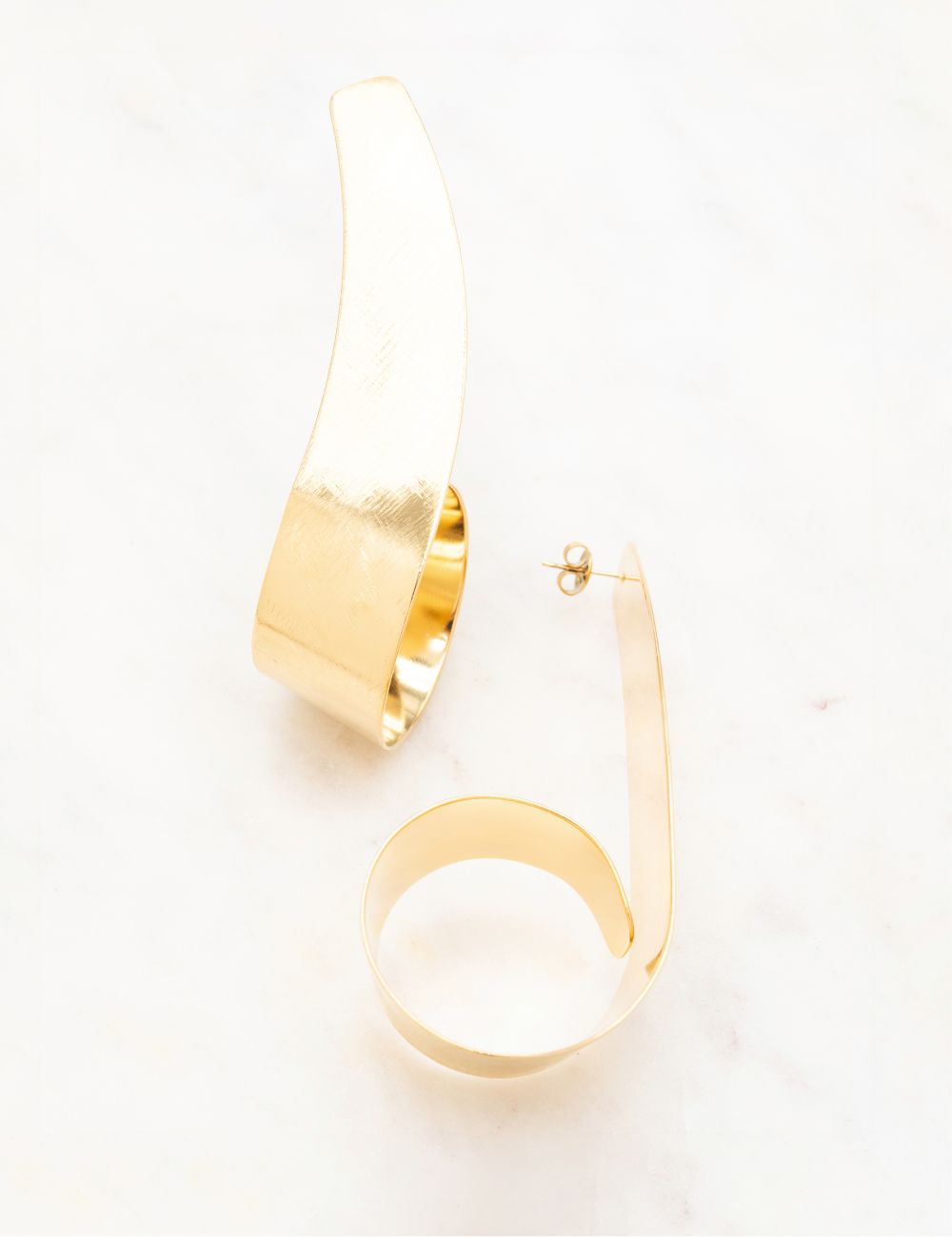 Maxi pendientes dorados curvos