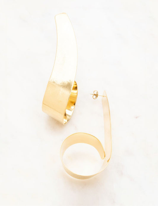 Maxi pendientes dorados curvos