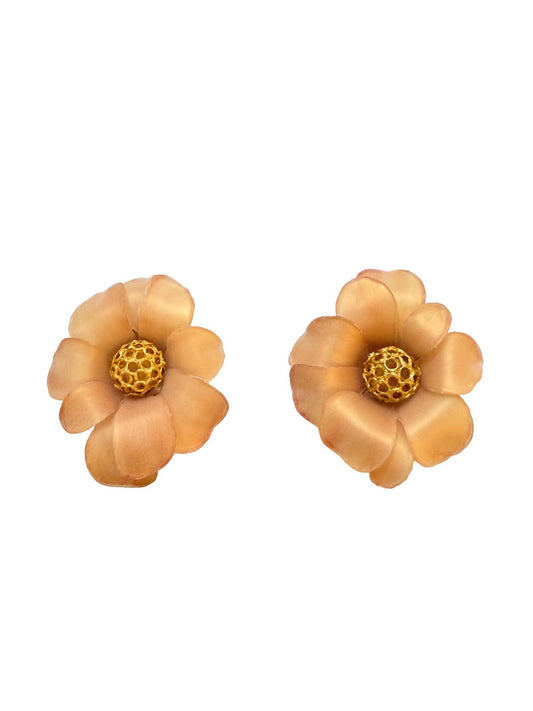 Pendientes flor artesanales color melocotón con centro dorado – Elegancia atemporal