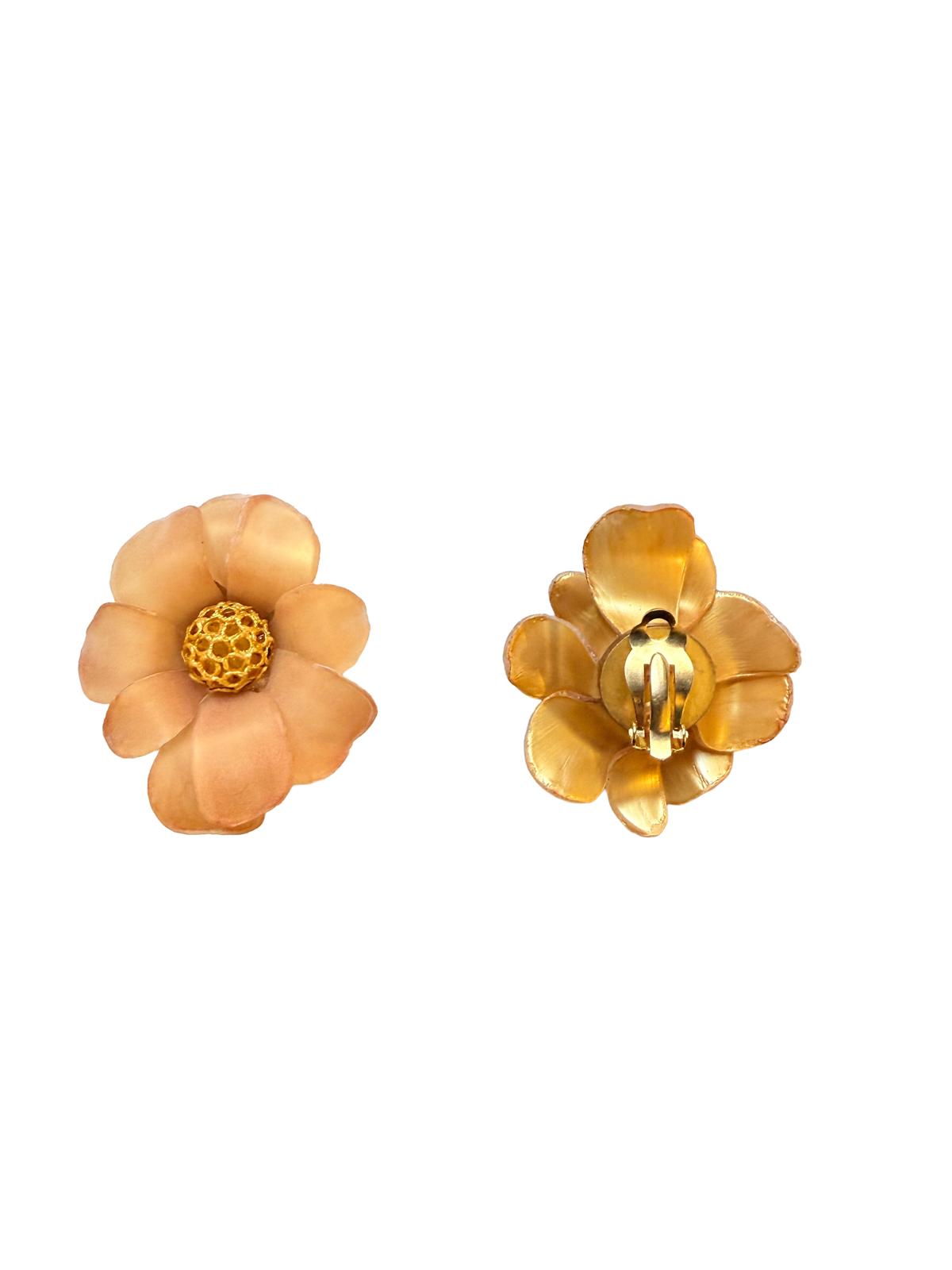 Pendientes flor artesanales color melocotón con centro dorado – Elegancia atemporal