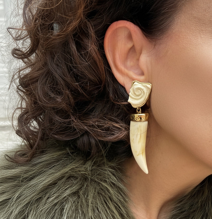 Pendientes colmillo en resina marfil con acabado dorado – Diseño Fahoma