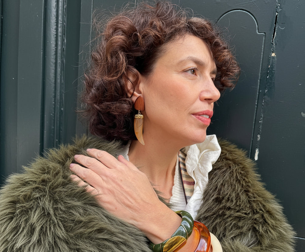 Pendientes colmillo en resina color natural y madera – Diseño Fahoma