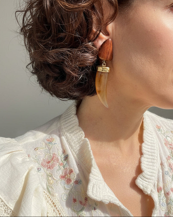 Pendientes colmillo en resina color natural y madera – Diseño Fahoma