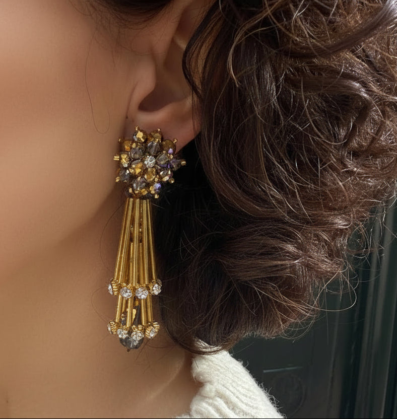 Pendientes largos dorados de cristal y resina | Diseño artesanal Fahoma