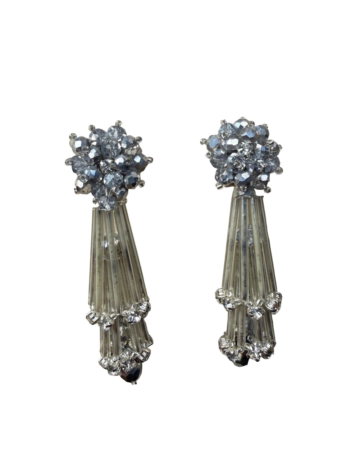 Pendientes largos plateados de cristal y resina | Diseño artesanal Fahoma