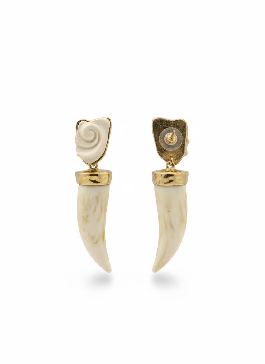 Pendientes colmillo en resina marfil con acabado dorado – Diseño Fahoma