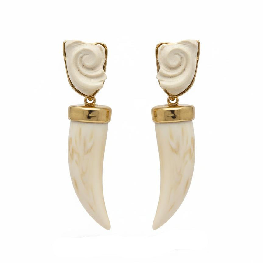 Pendientes colmillo en resina marfil con acabado dorado – Diseño Fahoma