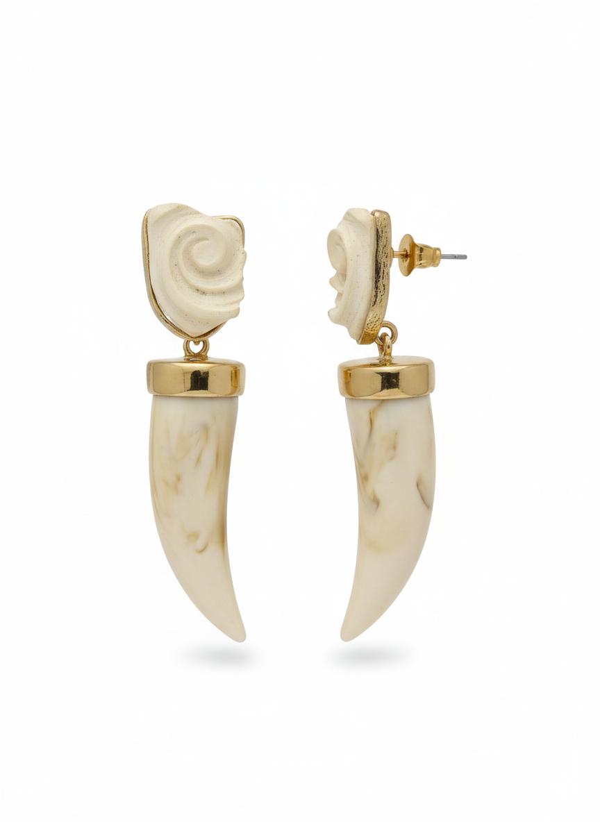Pendientes colmillo en resina marfil con acabado dorado – Diseño Fahoma