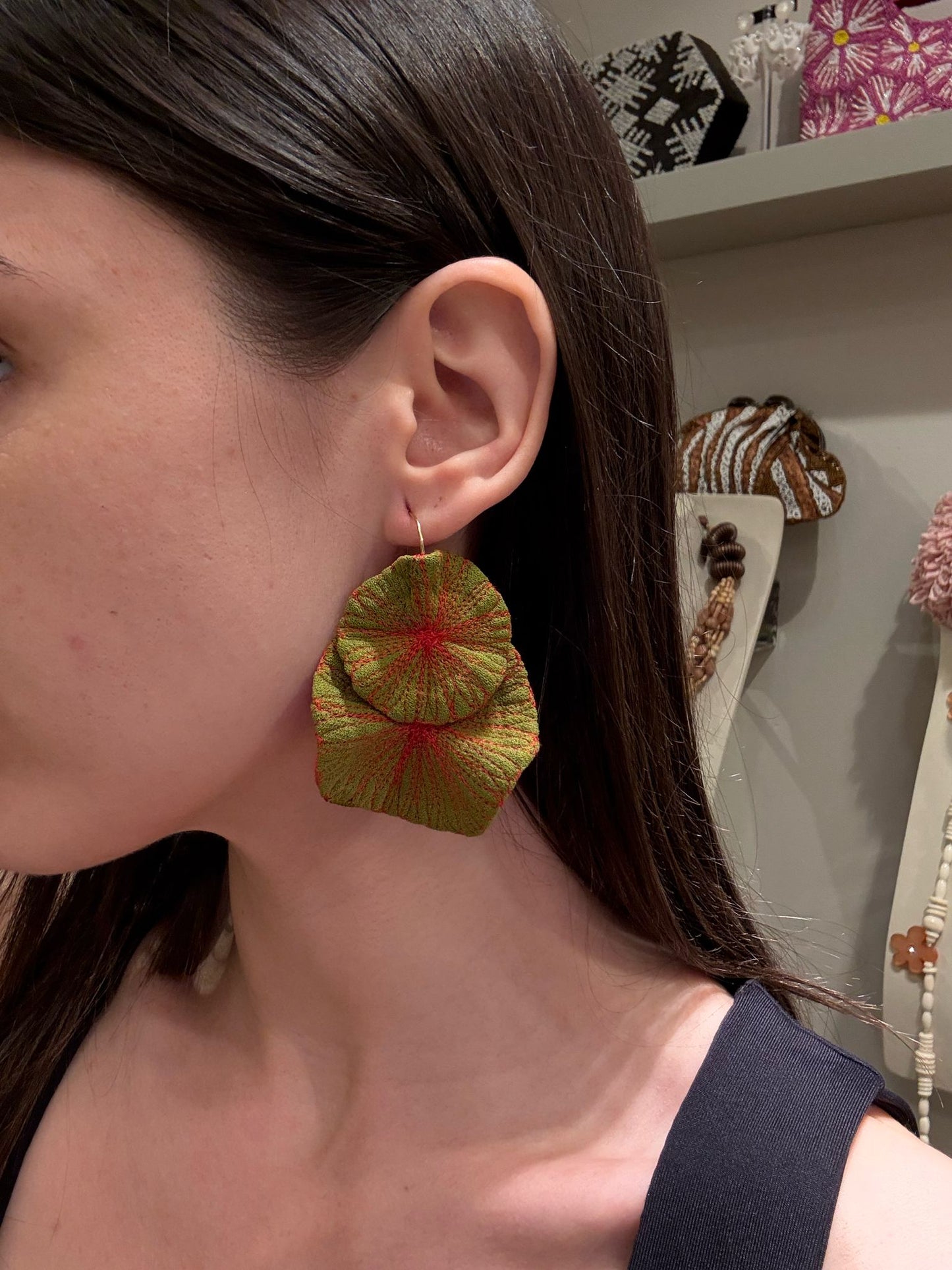 Pendientes Artesanales de Algodón Bordado - (hueso y dorado) Arte y Tradición Italiana