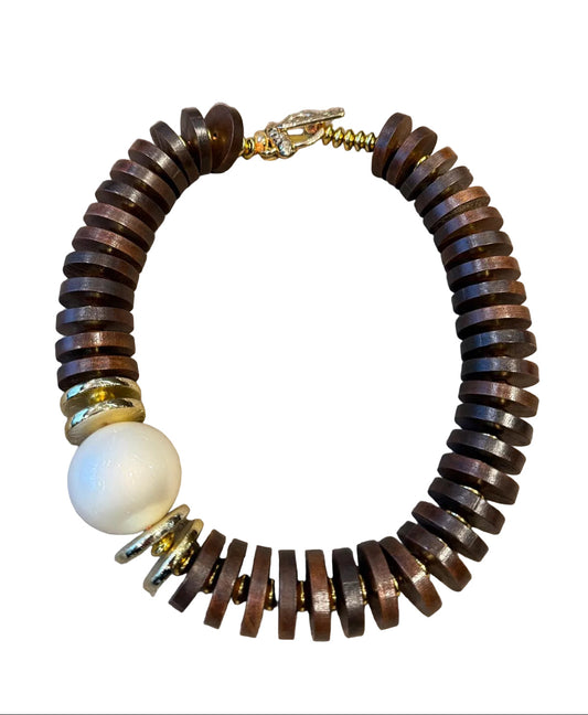 Collar boho de madera natural con perla de resina – Diseño escultórico