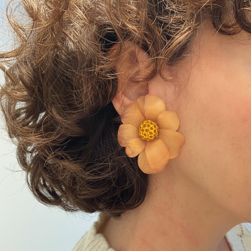 Pendientes flor artesanales color melocotón con centro dorado – Elegancia atemporal