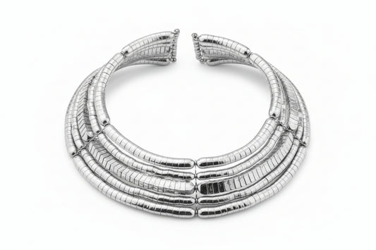 Collar gargantilla artesanal en bronce acabado plateado