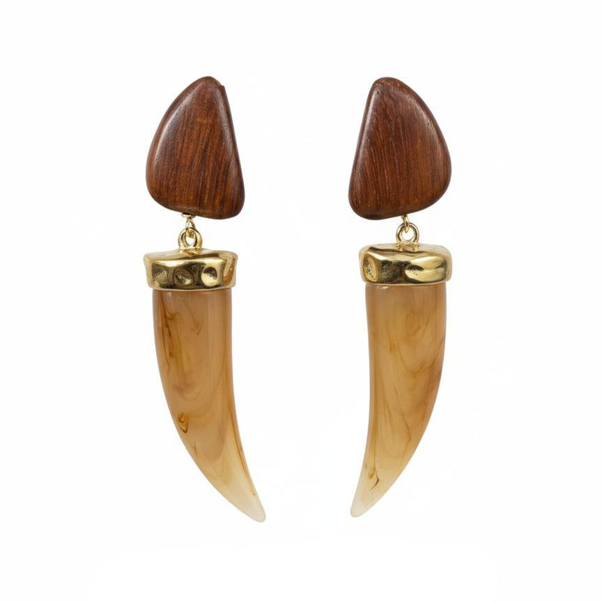 Pendientes colmillo en resina color natural y madera – Diseño Fahoma