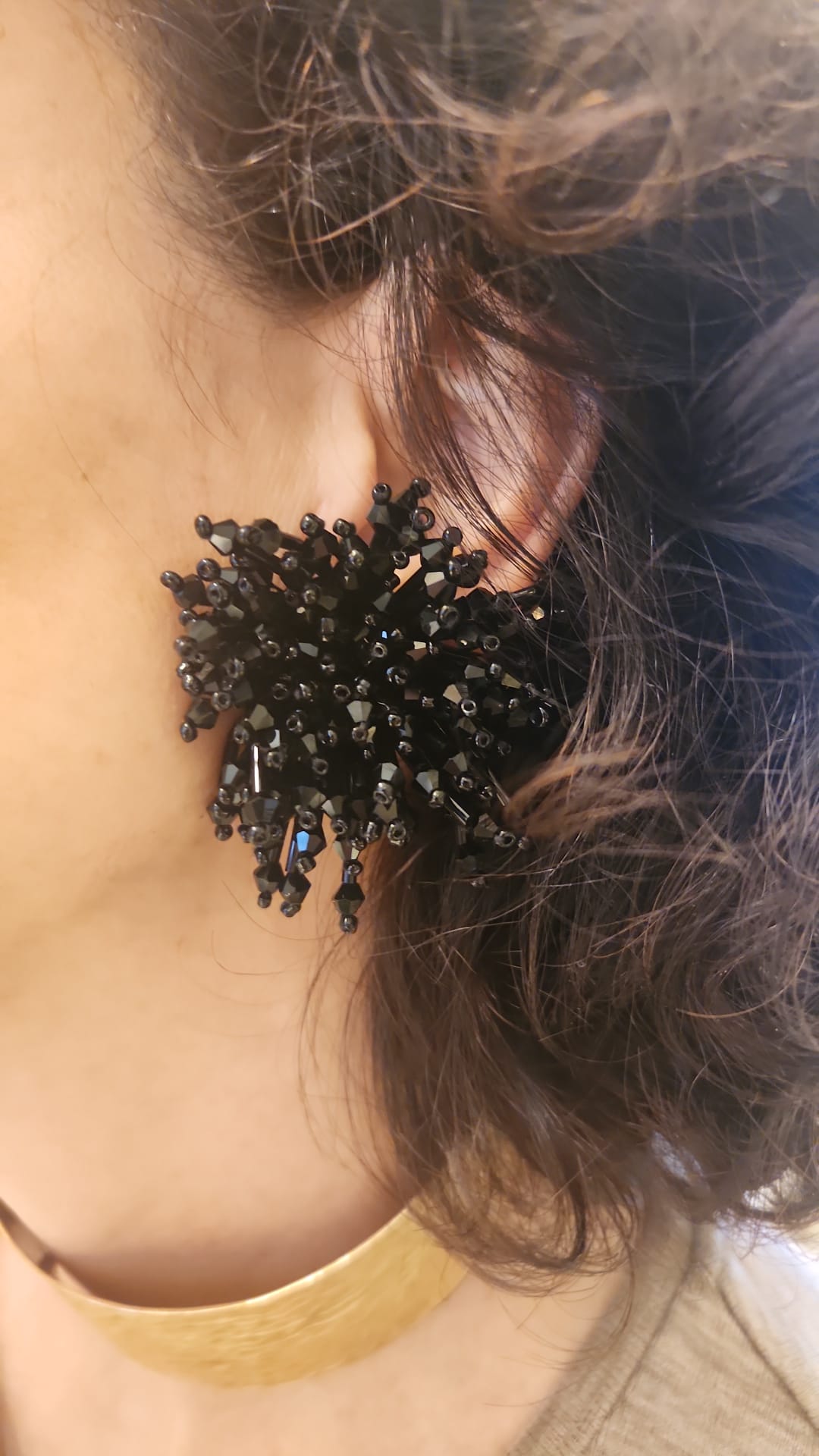 Pendientes cortos aspas de cristal facetado oro oscuro / negro