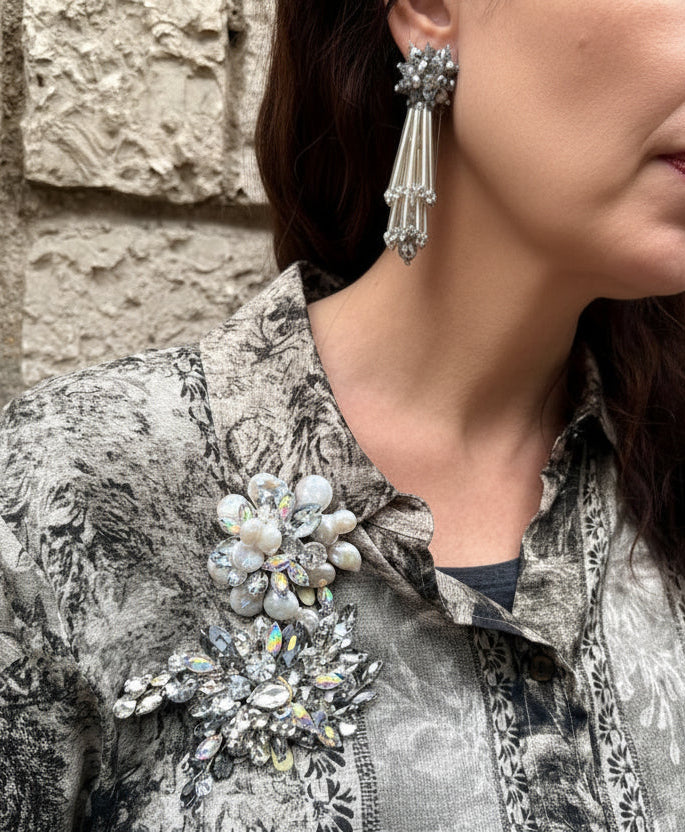Pendientes largos plateados de cristal y resina | Diseño artesanal Fahoma