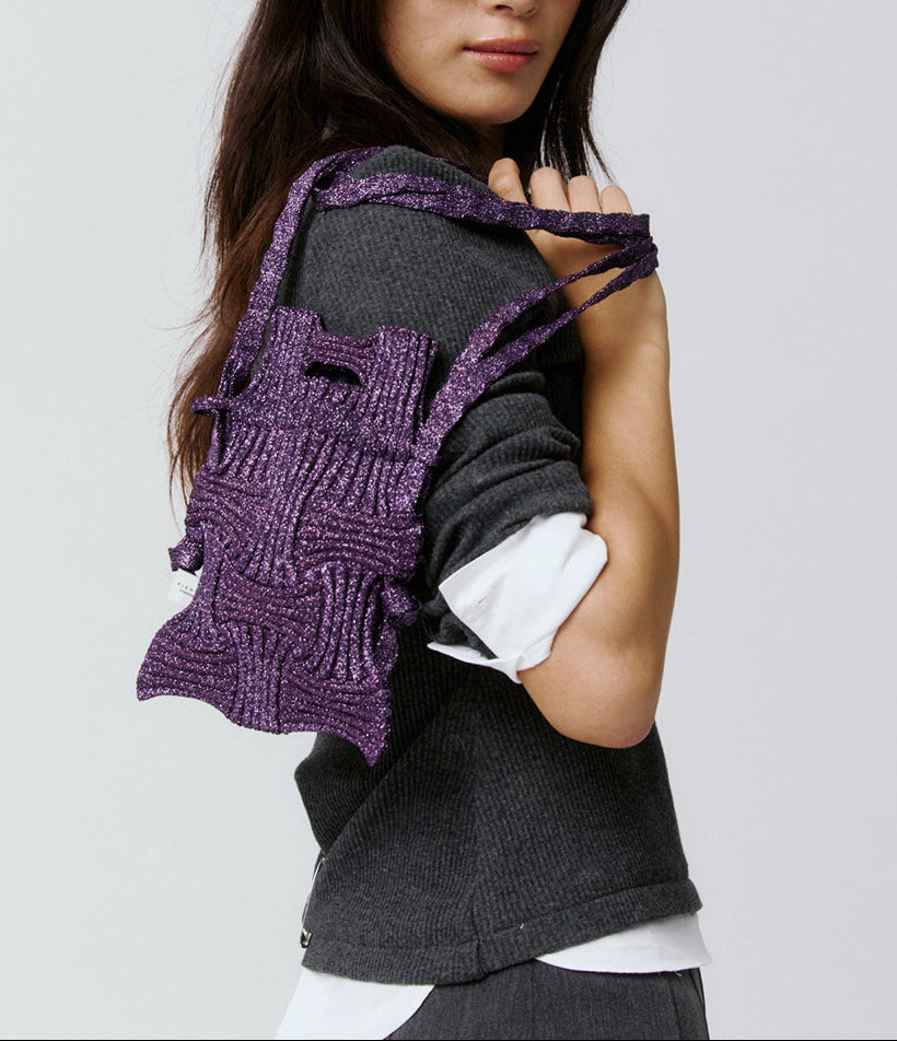 Bolso bandolera de punto lúrex color morado