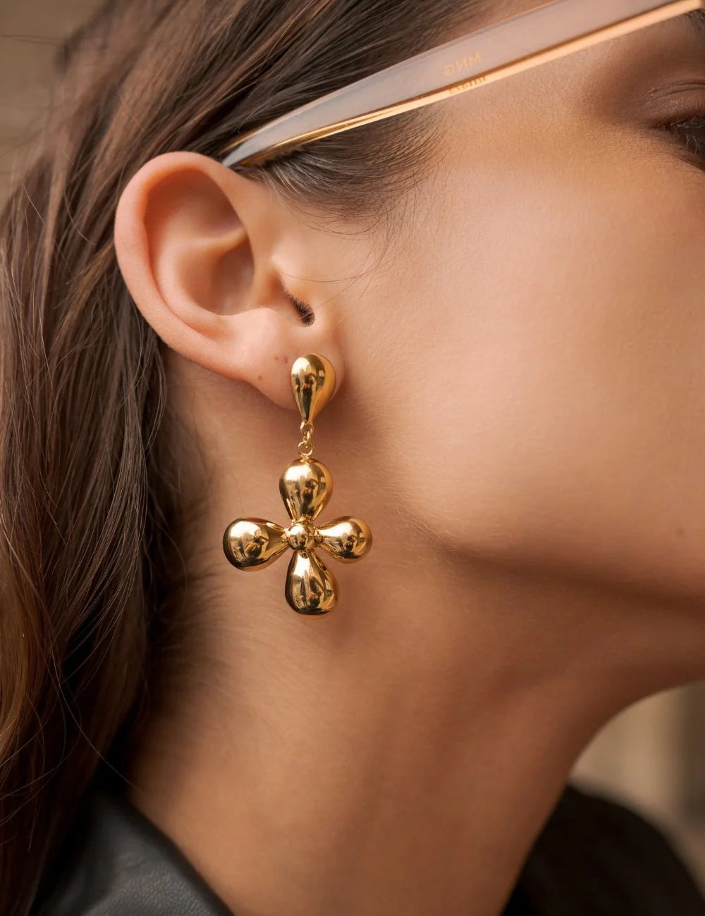 Pendientes dorados: sencillamente flor