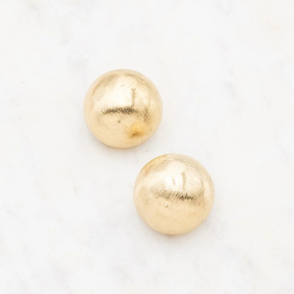 Pendientes cortos: semiesfera dorada mate