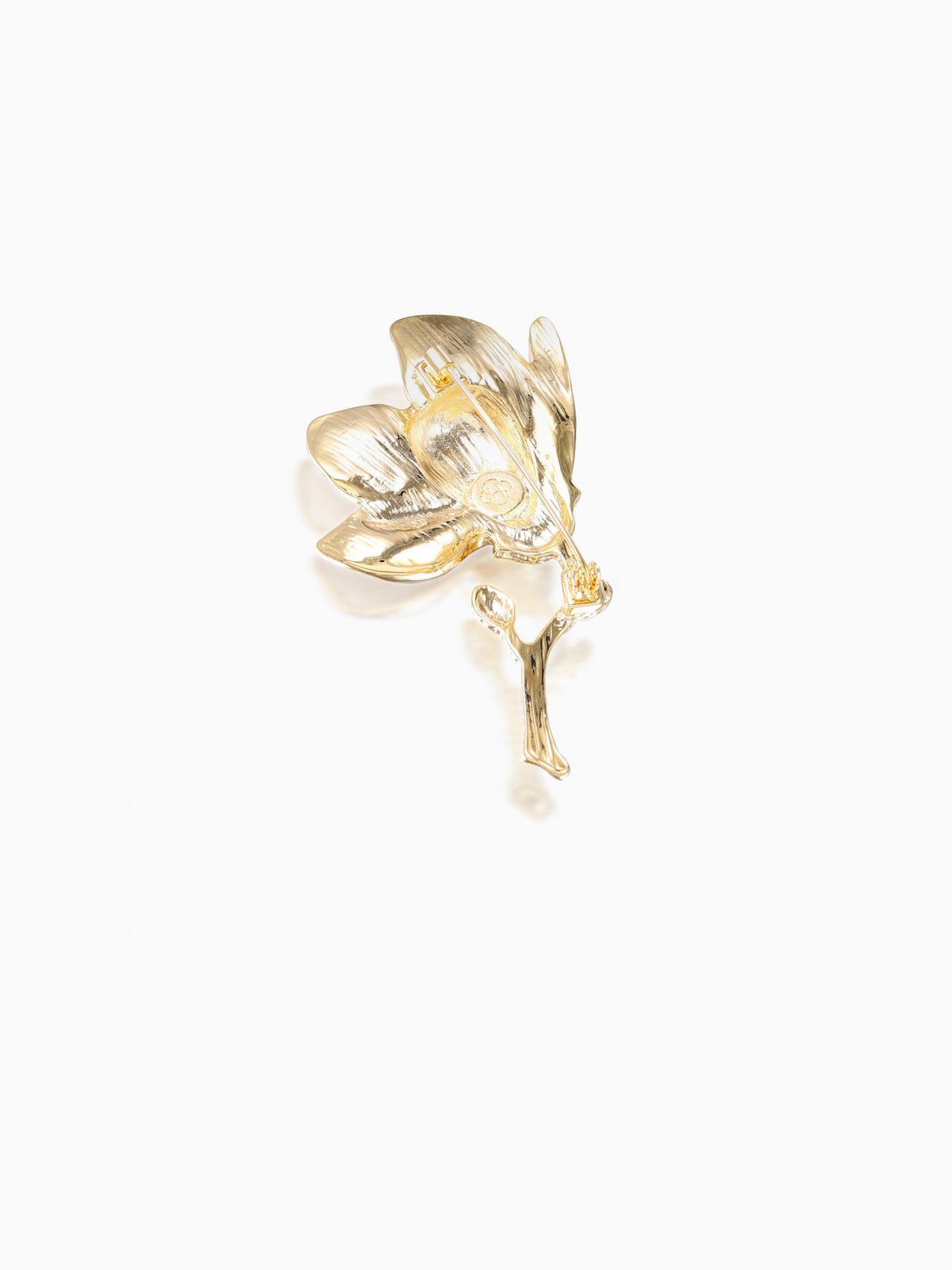 Broche: flor escultural dorada y marfil