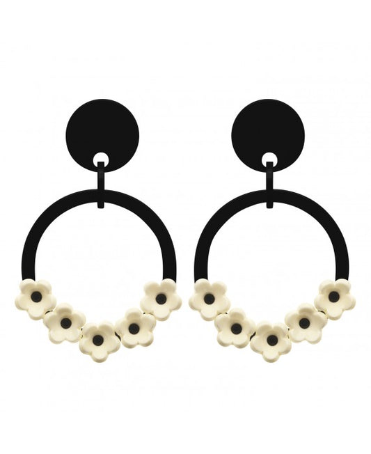 Pendientes de diseño francés con flores color hueso en resina