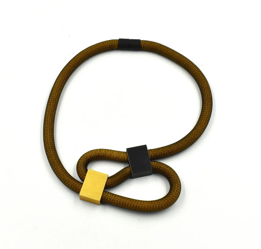Collar italiano de aluminio y cordón ocre — Diseño escultórico