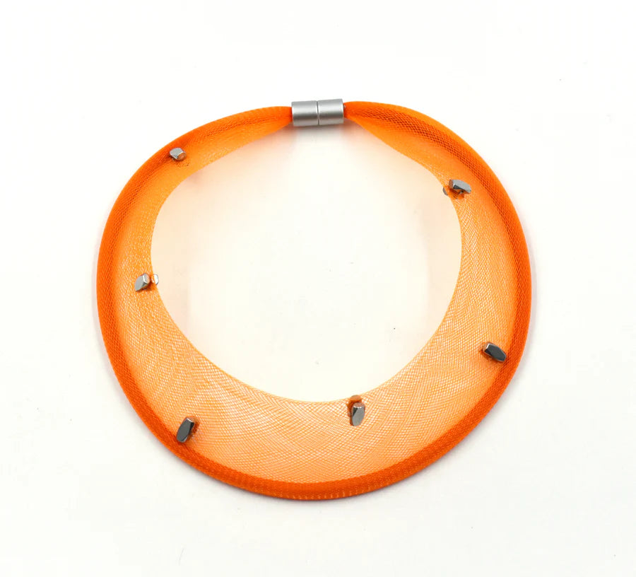 Collar de crinolina naranja  y hematite